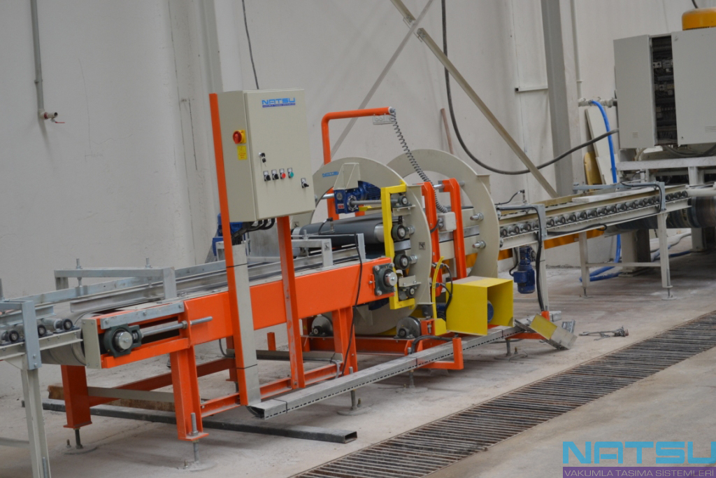 Block cutting machine to cut marble, granite and travertine taken the vacuum head of the strip cutting, splitting, or stacked on the pallet makes the process of